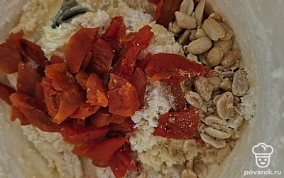 Добавьте орехи и курагу, перемешав все 1 минуту ложкой.