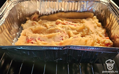 Выложите тесто в форму и поставьте в духовку на 15 минут при 180 градусах.