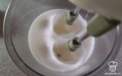 Взбейте яичные белки с сахаром миксером 7 минут (на высокой скорости до пиков белого цвета), пока тесто находится в духовке.