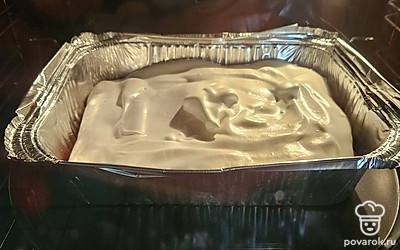 Достаньте форму из духовки, выложите сверху взбитые белки и снова поставьте в духовку еще на 10 минут.