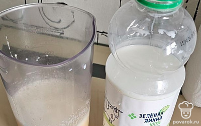 Яйца взбейте сахаром в пышную пену. Добавьте молоко, растительное масло, разрыхлитель, ванильный сахар, муку. Все перемешайте. 