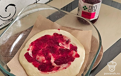 Форму для выпечки застелите бумагой, вылейте часть теста, сверху выложите варенье. 