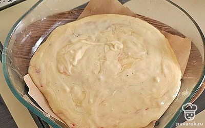 Сверху вылейте остатки теста. Выпекайте при 180 градусах 40 минут.