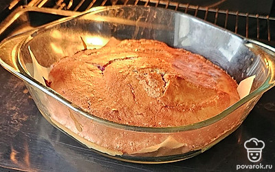 Готовый пирог остудите, посыпьте сахарной пудрой. 