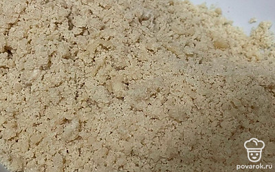 В большой чаше соедините просеянную пшеничную муку, сахар и чайную ложку разрыхлителя. Добавьте мягкое сливочное масло и перетрите руками масло с мукой в крошку.