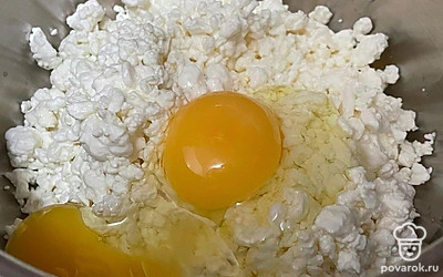 Приготовьте начинку. В миске соедините творог, яйца, сахарную пудру и сметану. Добавьте натертые на терке яблоки.