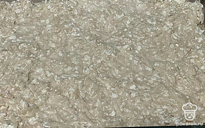 Дно формы смажьте маслом, выложите половину песочной крошки, залейте начинку.