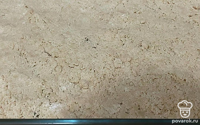 Сверху посыпьте песочной крошкой. Выпекайте пирог при 180 градусах 35-40 минут.