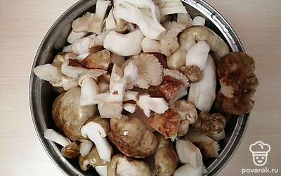 Тополевую рядовку тщательно отмойте от лесной грязи. Промойте под проточной водой.