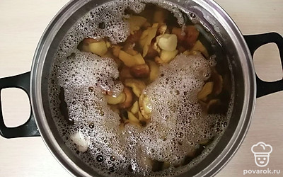 Залейте грибы холодной водой. Варите на среднем огне 30 минут.