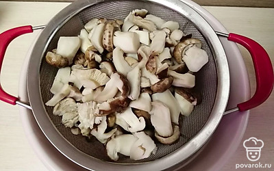 С грибов слейте воду. Откиньте на дуршлаг и еще раз промойте под проточной водой.