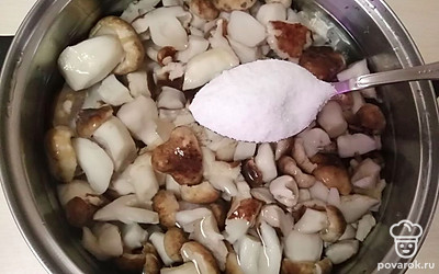 Добавьте 2 столовых ложки соли и 4 столовых ложки сахара.