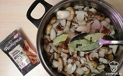 Приправьте черным перцем горошком и лавровым листом. Поставьте кастрюлю на средний огонь. Варите после закипания 20 минут. За 5 минут до готовности добавьте 6 столовых ложек уксуса.