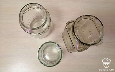 Подготовьте банки и разложите в них грибы. Закройте банки крышками и уберите под плед или покрывало до полного остывания грибов в маринаде.