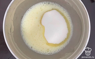 Яйца взбейте с сахаром.