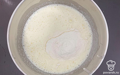 Добавьте муку.