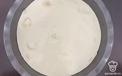 Отправьте тесто в разогретую до 180 градусов духовку на 20-30 минут.