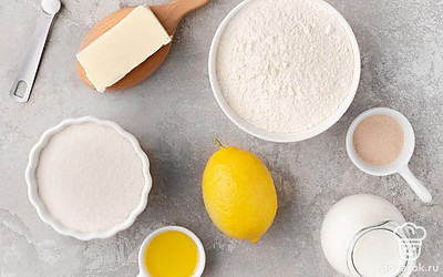 Достаньте из холодильника сливочное масло, чтобы оно согрелось до комнатной температуры. Охладите 0,5 ст.л. сливочного масла. Просейте муку в миску. Помойте лимон. Подготовьте емкость, подходящую для микроволновой печи, блендер с чашей, полотенце, пищевую пленку, скалку, круглую форму диаметром 16-18 см. Смажьте форму 0,5 ч.л. сливочного масла. 