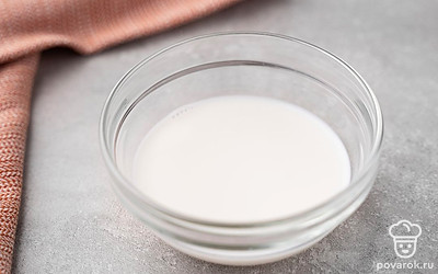 Вылейте молоко в емкость, подходящую для микроволновой печи. Подогрейте молоко в течение 30-40 секунд до теплого состояния.