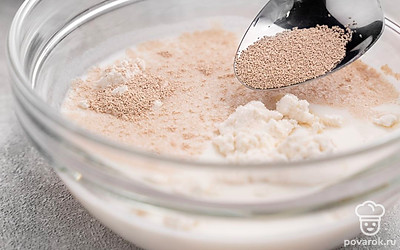 Засыпьте в теплое молоко дрожжи, 1 ч.л. сахара и 1 ч.л. муки. Дайте опаре постоять в теплом месте 15-20 минут, чтобы дрожжи «заработали».