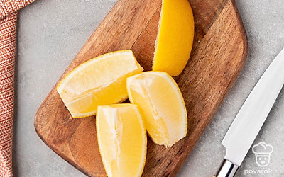 Отрежьте у лимона кончики. Сам лимон нарежьте круглыми дольками, уберите из них косточки.