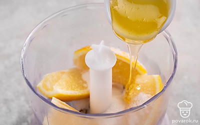  Выложите дольки лимона в чашу блендера. Добавьте к ним мед и 2,5 ст.л. сахара. 