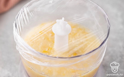 Пробейте продукты в блендере до однородного состояния. Прикройте чашу блендера пленкой и поставьте в холодильник до тех пор, пока начинка не понадобится.
