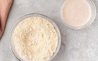 Отделите от массы муки 0,5-1 ст.л. для раскатки теста и 2 ст.л. для посыпки. Всыпьте в миску с оставшейся мукой соль, добавьте мягкое сливочное масло. Все разотрите до крошки.