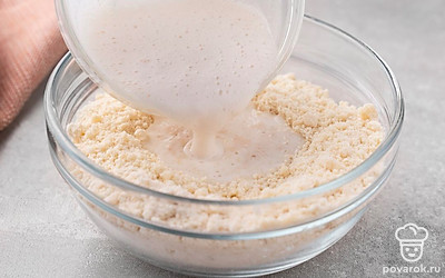  Влейте к муке с маслом дрожжевую опару.