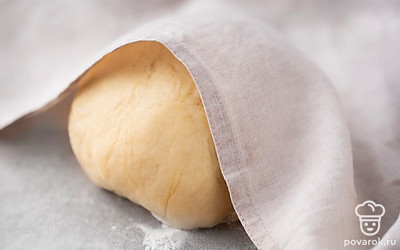 Вымесите мягкое пластичное тесто. Сформируйте из теста шар, накройте его полотенцем и поставьте в тепло на 40-50 минут.