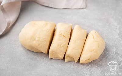 Разделите тесто на три одинаковых небольших части и одну часть побольше.