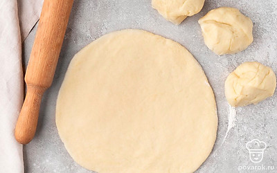 Раскатайте все части теста в круглые лепешки толщиной около 3-4 мм.