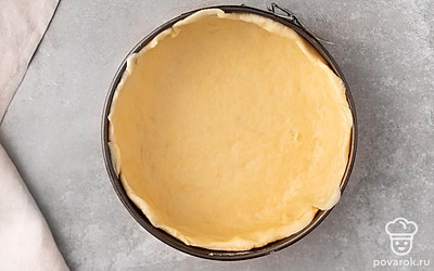 Уложите самую большую лепешку в форму для пирога, сформируйте по бокам формы бортики из теста.
