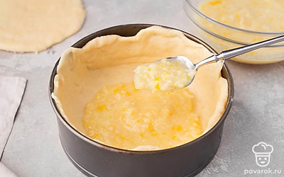 Распределите по тесту в форме ⅓ часть начинки из лимона. Накройте ее одной небольшой лепешкой.