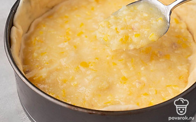 Выложите еще ⅓ часть начинки на лепешку, накройте ее вторым небольшим кругом из теста.