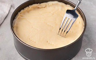 Разогрейте духовку до 100°C. Проколите верхний круг теста вилкой несколько раз. Поставьте форму с пирогом в духовку на 30 минут.