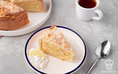 Подавайте пирог с шариком мороженого. 