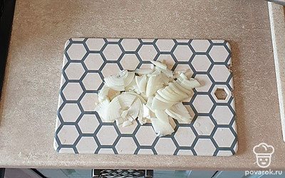 Лук очистите от кожуры и нарежьте тонкими слайсами.