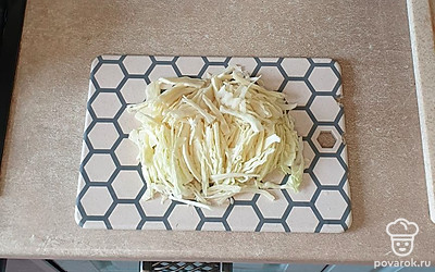 Капусту тонко нашинкуйте.