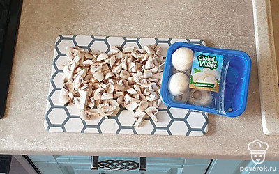 Грибы хорошо промойте в воде и тонко нарежьте.