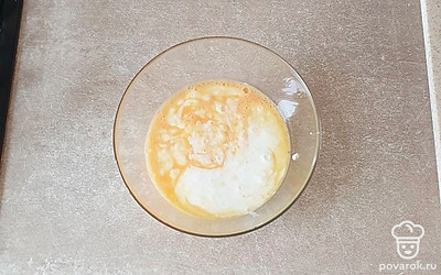 В глубокую миску вбейте яйца и половину чайной ложки соли, взболтайте. Влейте кефир.