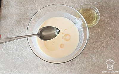 Добавьте растительное масло, перемешайте.