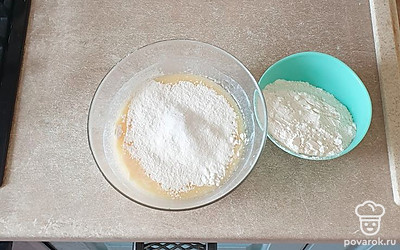 Соду и муку просейте к остальным ингредиентам, хорошо перемешайте до однородности.