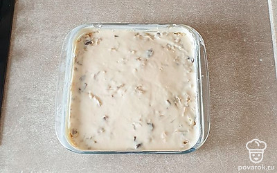 Форму для запекания смажьте маслом и присыпьте мукой, чтобы пирог не прилип. Тесто разделите на 2 части. На дно формы влейте одну часть теста, сверху выложите начинку из грибов и капусты. На начинку вылейте вторую половину теста и распределите. Запекайте в заранее разогретой духовке при 180 градусах 35-40 минут (режим «Верх-низ»). Готовность проверяйте деревянной палочкой.