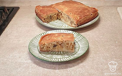 Пирог слегка остудите и подайте, разрезав на порционные кусочки. Приятного аппетита!