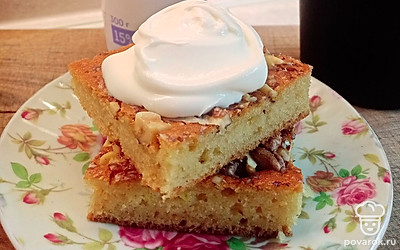 Пирог подавайте со сметаной.