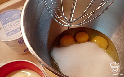 Яица взбейте с сахаром.