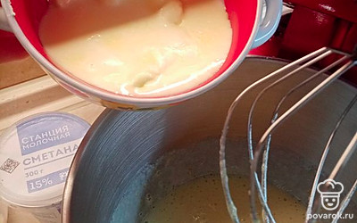 Влейте растопленное сливочное масло, перемешайте. 