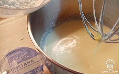 Введите муку, хорошо вымешайте.