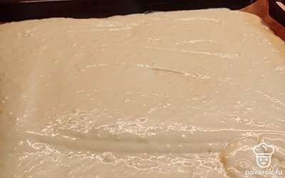 Противень застелите бумагой или положите силиконовый коврик. Вылейте тесто. 